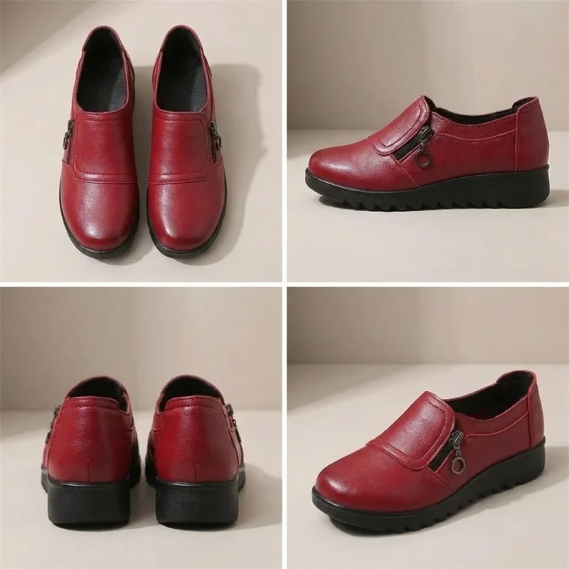 Profil d'un mocassin femme montrant l'épaisseur de la semelle compensée crantée noire pour un meilleur amorti.