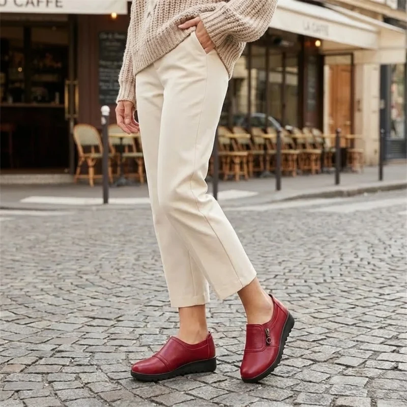 Femme active en tenue de ville portant des mocassins femme compensés rouges pour une marche confortable.