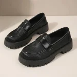 Infographie promotionnelle pour des mocassins noirs. L'image principale en haut à gauche montre une personne portant les chaussures et marchant sur un sol couvert de fleurs blanches et dorées, avec le texte 'Marchez sur l'exception'. Les autres sections présentent les caractéristiques techniques du cuir gaufré, des icônes sur le confort, et une mise en avant premium du produit.