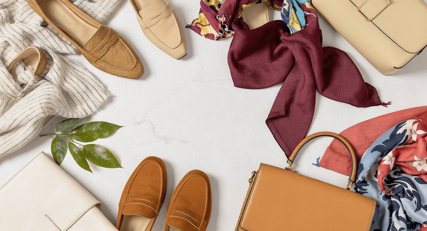 Mocassins femme élégants présentés sur un fond neutre moderne