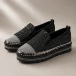 Mocassin femme loafer noir à strass et semelle épaisse, vue de face sur fond studio
