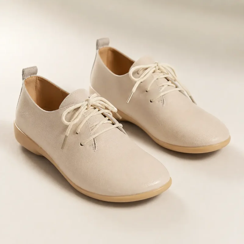 Mocassin femme en cuir véritable à bout pointu coloris beige, vue de face sur fond studio
