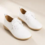 Mocassin Femme en Cuir Véritable à Bout Pointu blanc Mocassin femme en cuir véritable à bout pointu coloris blanc, vue de face sur fond studio