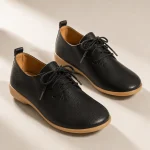 Mocassin Femme en Cuir Véritable à Bout Pointu noir Mocassin femme en cuir véritable à bout pointu coloris noir, vue de face sur fond studio
