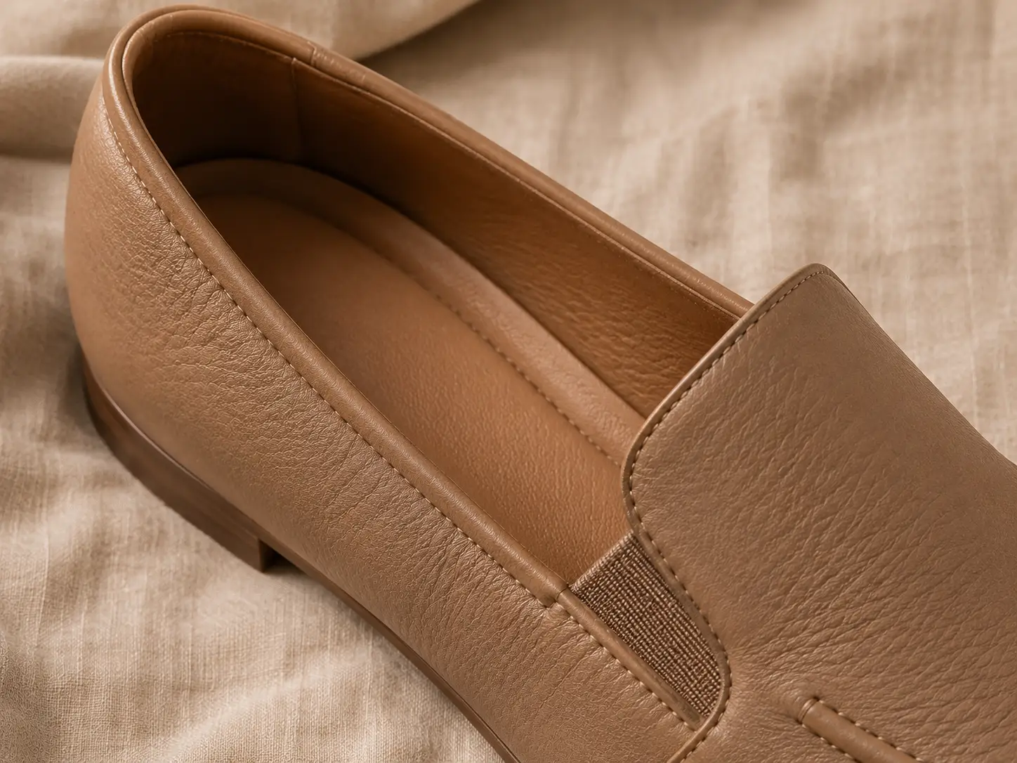 Détail d'un mocassin femme en cuir souple à entrée élastiquée, pensé pour un pied large