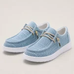Mocassins femme en toile coloris bleu marine, vue de face sur fond studio