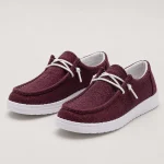 Mocassins femme en toile coloris bordeaux, vue de face sur fond studio
