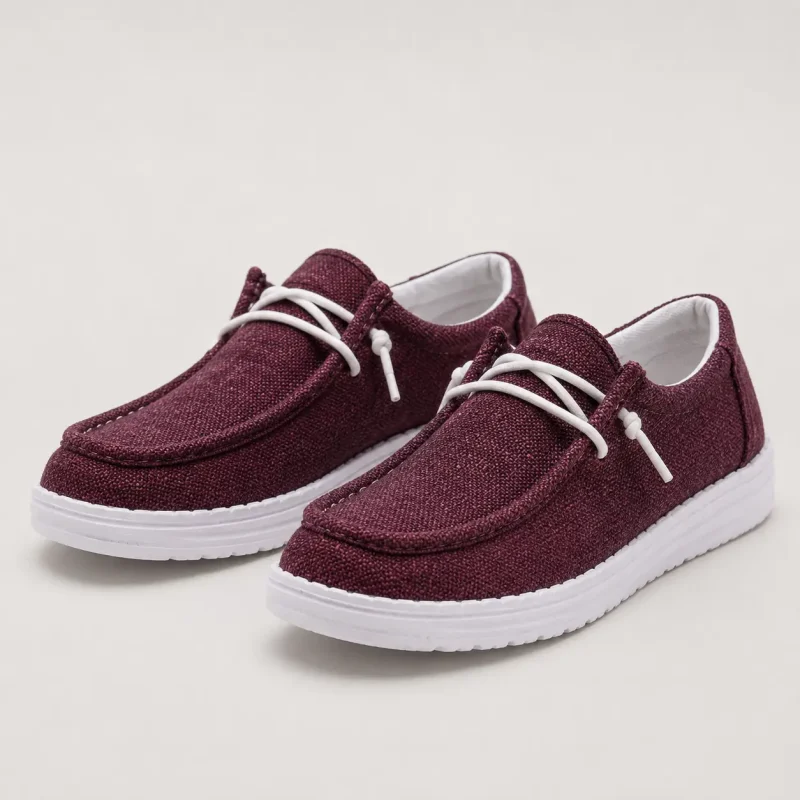 Mocassins femme en toile coloris bordeaux, vue de face sur fond studio