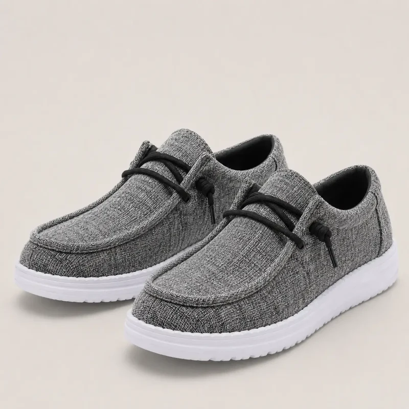 Mocassins femme en toile coloris gris, vue de face sur fond studio