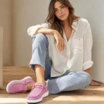 Femme portant des mocassins en toile ultra-légers dans une tenue estivale décontractée