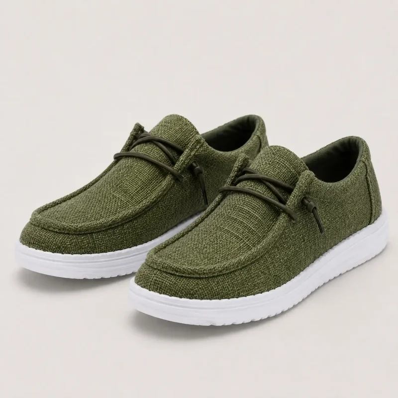 Mocassins femme en toile coloris vert, vue de face sur fond studio