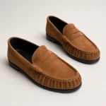 Mocassin femme plissé en daim marron, vue trois quarts