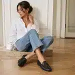 Mocassin femme plissé noir porté avec un jean droit et une chemise blanche