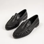 Mocassin femme plissé en cuir lisse noir, vue trois quarts avec bandeau