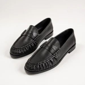Mocassin femme plissé en cuir lisse noir, vue trois quarts avec bandeau