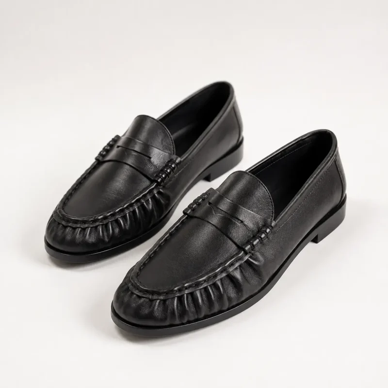 Mocassin femme plissé en cuir lisse noir, vue trois quarts avec bandeau