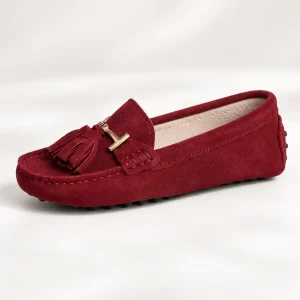 Mocassin femme bordeaux en cuir velours à glands et barrette dorée, vue de trois quarts