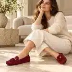 mocassin-femme-bordeaux-cuir-velours-glands-modele Femme portant des mocassins bordeaux en cuir velours avec un pantalon large crème