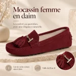 mocassin-femme-bordeaux-cuir-velours-glands-specs Mocassin femme bordeaux aspect daim, détail des glands et de la barrette dorée