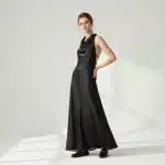 Mocassin Femme en Cuir – Style Britannique modèle Photo e-commerce professionnelle d'une mannequin femme portant une longue robe noire satinée dos nu et les mocassins noirs, posant dans un studio.
