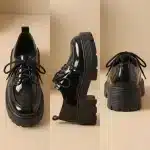Image composite montrant trois vues d'une chaussure Derby noire en cuir verni : une vue de face, une vue de côté et une vue arrière. La chaussure a une semelle plateforme épaisse et crantée.