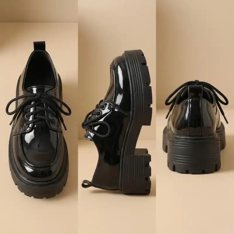 Image composite montrant trois vues d'une chaussure Derby noire en cuir verni : une vue de face, une vue de côté et une vue arrière. La chaussure a une semelle plateforme épaisse et crantée.
