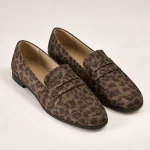 Mocassin Femme Léopard Effet Daim Mocassin léopard femme effet daim, penny rétro au léopard brun vu de trois quarts