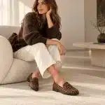 Mocassin Femme Léopard Effet Daim - modele Femme portant des mocassins léopard effet daim avec un pantalon large crème et un pull marron