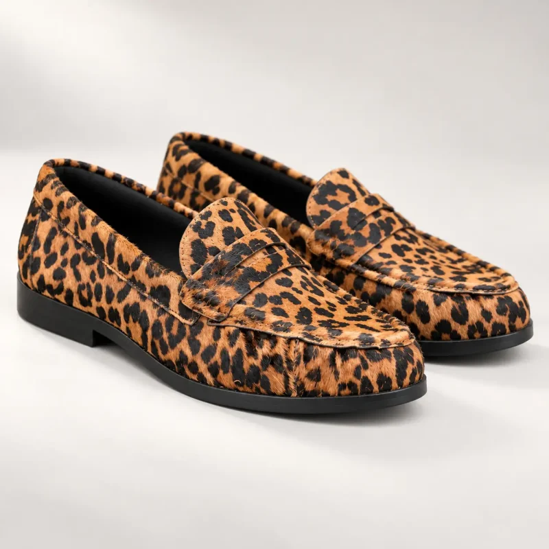 Mocassin léopard femme en cuir à poils ras, penny loafer vu de trois quarts